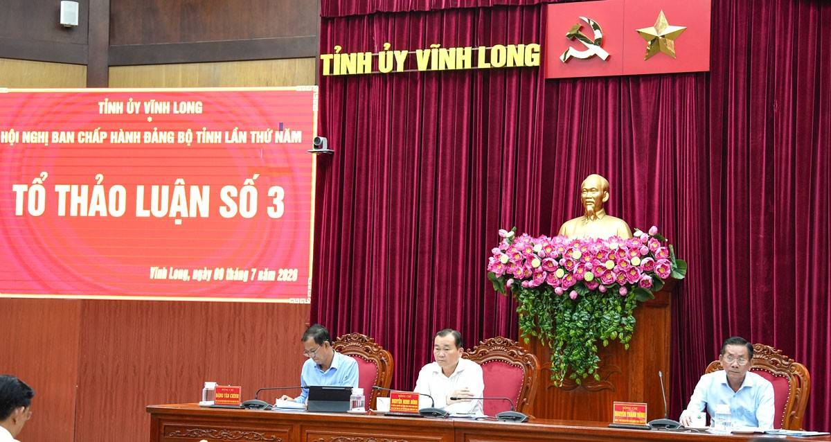 Phó Bí thư Tỉnh ủy, Chủ tịch HĐND tỉnh Nguyễn Minh Dũng chủ trì tổ thảo luận số 3.