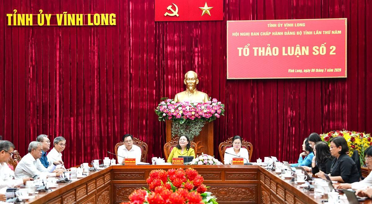 Phó Bí thư thường trực Tỉnh ủy Hồ Thị Hoàng Yến chủ trì tổ thảo luận số 2.