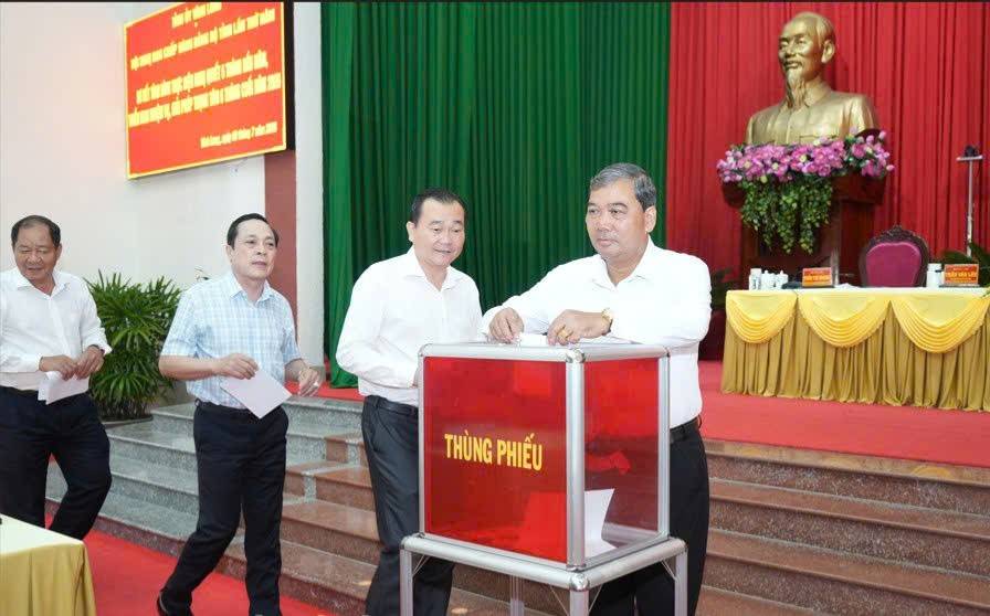 Đại biểu bỏ phiếu thực hiện quy trình kiện toàn Ủy viên Ban Chấp hành Đảng bộ tỉnh nhiệm kỳ 2025 - 2030.