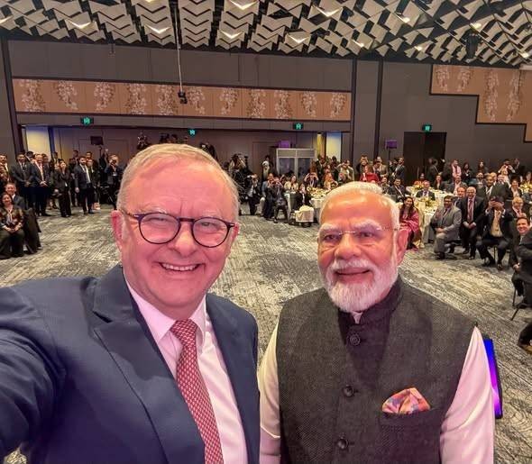 Thủ tướng Australia Anthony Albanese và Thủ tướng Ấn Độ Narendra Modi chụp hình chung tại diễn đàn doanh nghiệp song phương, tổ chức vào ngày 9/7 trong khuôn khổ chuyến thăm của ông Modi tới Australia