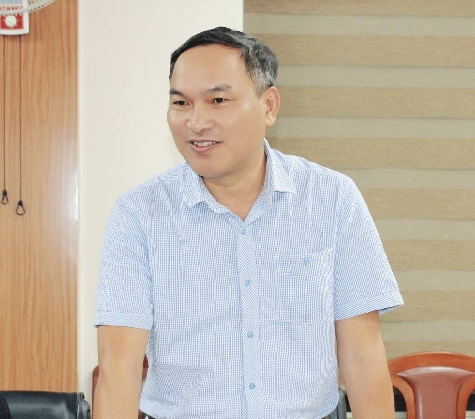 Đại diện Công ty Cổ phần Đầu tư Giải pháp năng lượng VINENERGO 1 trình bày đề xuất đầu tư dự án điện mặt trời mái nhà kết hợp hệ thống lưu trữ năng lượng tại buổi làm việc