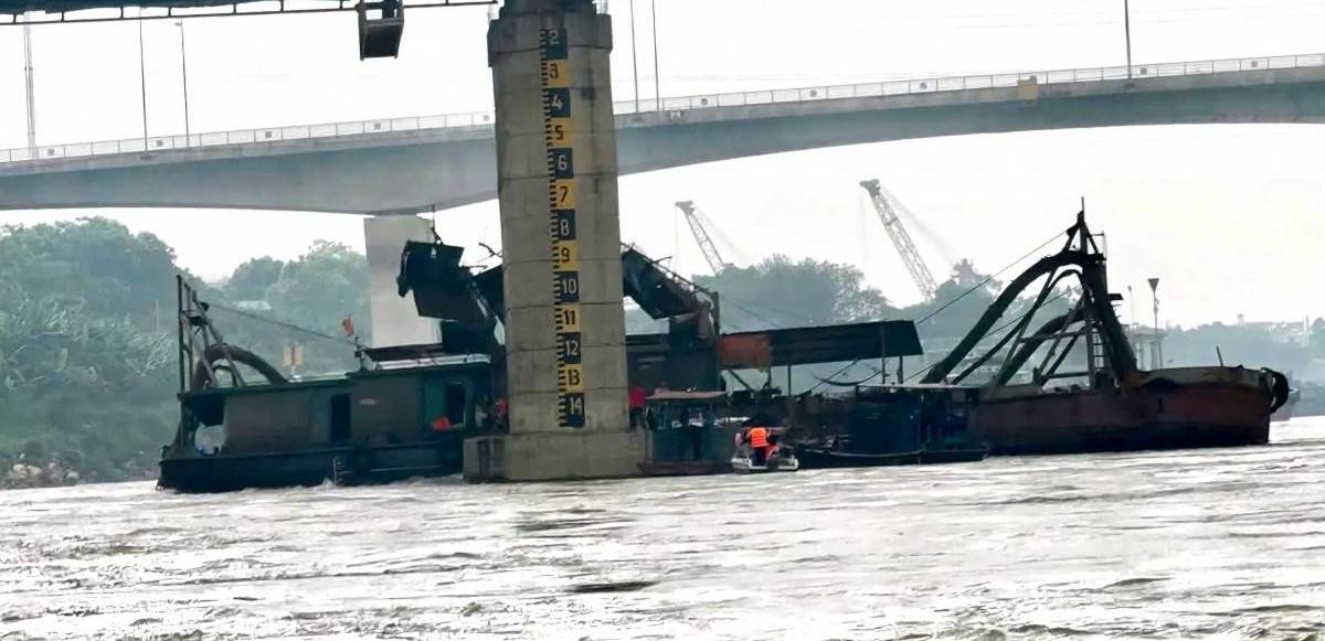 Phú Thọ: Cứu hộ thành công tàu mắc trụ cầu Việt Trì trên sông Lô