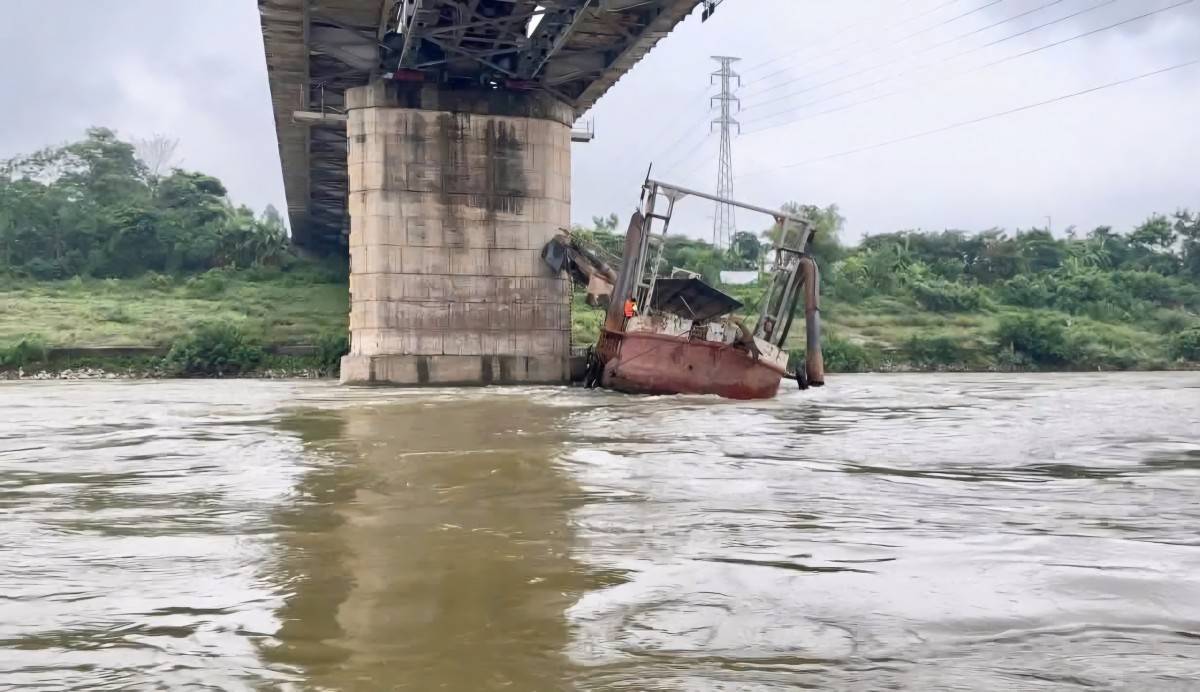 Phú Thọ: Cứu hộ thành công tàu mắc trụ cầu Việt Trì trên sông Lô