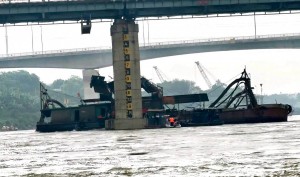 Phú Thọ: Cứu hộ thành công tàu mắc trụ cầu Việt Trì trên sông Lô