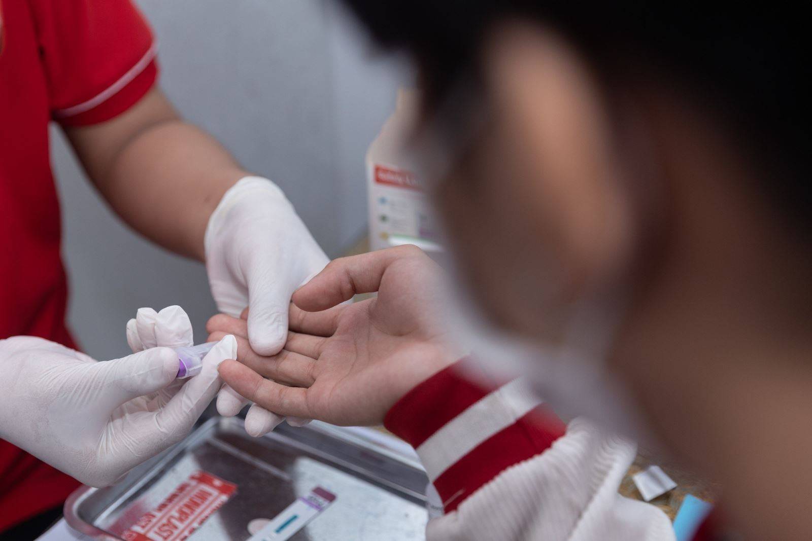 Từ 1/3/2027, rút ngắn thời gian cấp giấy chứng nhận phơi nhiễm HIV do tai nạn nghề nghiệp xuống còn 3 ngày