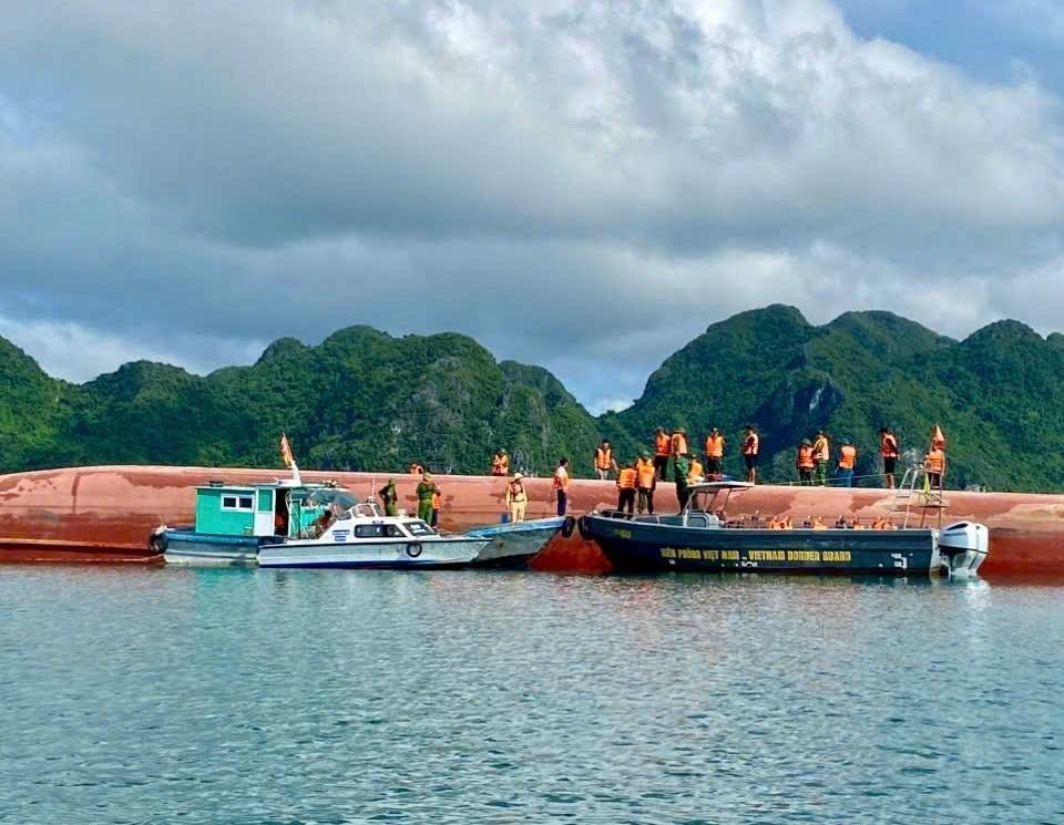 Lật tàu trên vùng biển Vân Đồn, khẩn cấp cứu hộ 5 người gặp nạn