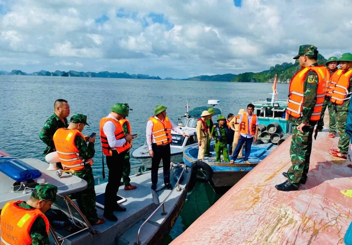 Lật tàu trên vùng biển Vân Đồn, khẩn cấp cứu hộ 5 người gặp nạn