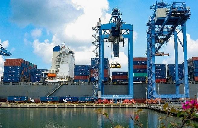 Cảng biển đặc biệt là cảng biển có qui mô lớn phục vụ cho việc phát triển kinh tế - xã hội của cả nước hoặc liên vùng và có chức năng trung chuyển quốc tế hoặc cảng cửa ngõ quốc tế.