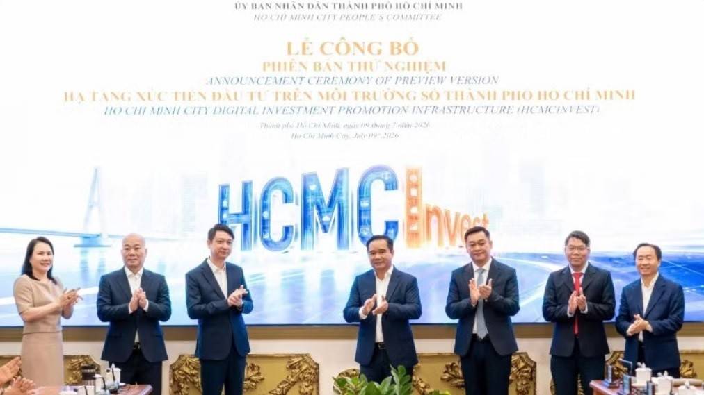 Lãnh đạo Thành phố Hồ Chí Minh, Cục Xúc tiến thương mại và các đại biểu thực hiện nghi thức công bố phiên bản thử nghiệm Hạ tầng Xúc tiến Đầu tư trên môi trường số Thành phố Hồ Chí Minh (HCMCInvest).