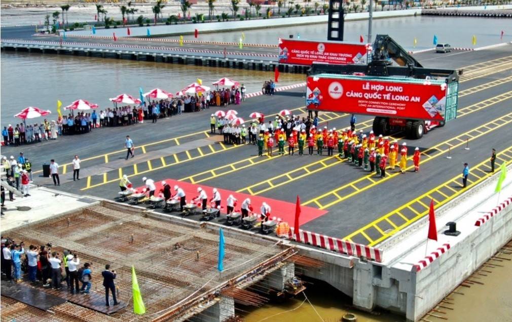 Ngày 24/6/2023, Cảng quốc tế Long An tổ chức hợp long 7 cầu cảng và chính thức khai trương dịch vụ khai thác hàng container. Chưa đầy 3 năm sau, Cảng Quốc tế Long An đã lập cú đúp cột mốc ấn tượng khi vừa được vinh danh ở giải thưởng quốc tế lớn, vừa chính thức giành quyền đăng cai sự kiện tầm cỡ này vào năm 2027.