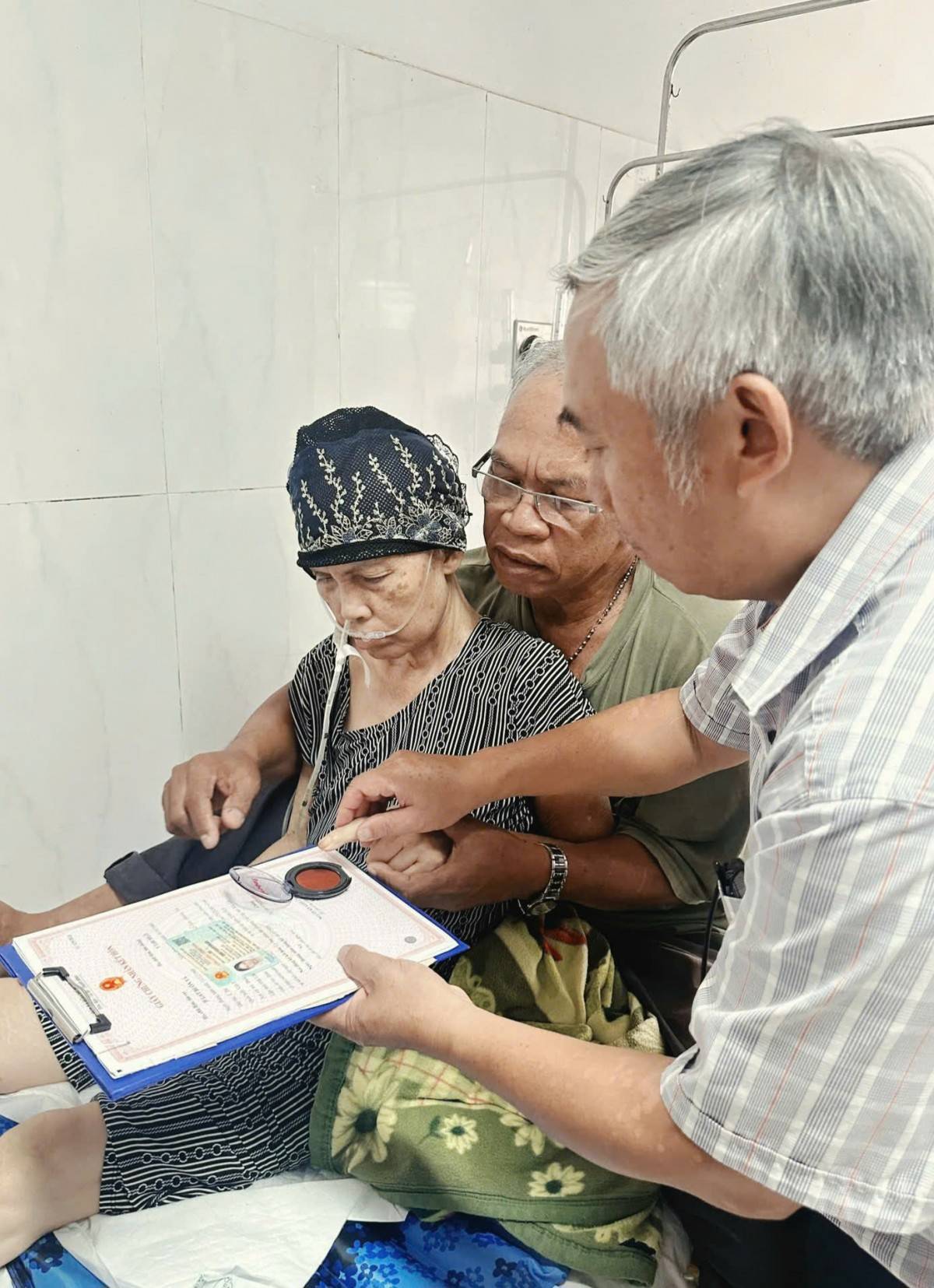 Đắk Lắk: Cán bộ phường đến tận nhà ahỗ trợ người dân thực hiện thủ tục hành chính
