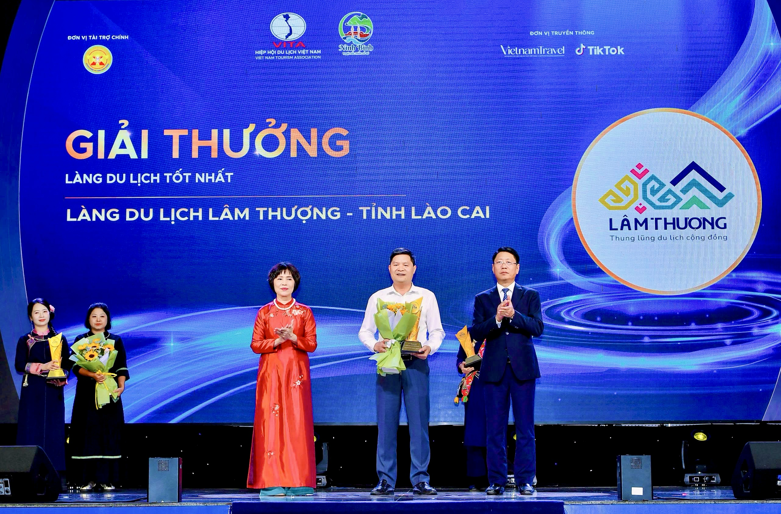 Lãnh đạo xã Nghĩa Đô (thứ 2 từ phải sang) và lãnh đạo xã Lâm Thượng (thứ 5 từ phải sang) nhận giải thưởng.
