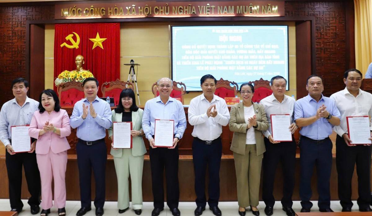 Các Tổ công tác đặc biệt do Tỉnh ủy Đắk Lắk thành lập sẽ trực tiếp lãnh đạo, kiểm tra, chỉ đạo tháo gỡ khó khăn, vướng mắc, đẩy nhanh tiến độ giải phóng mặt bằng các dự án.