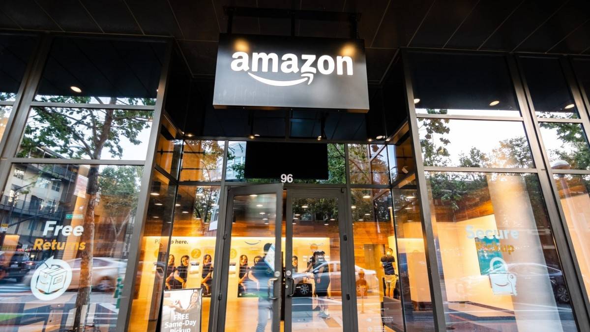 Amazon bị cáo buộc đã cắt giảm đơn hàng đột ngột, khiến Gilimex rơi vào tình trạng dư thừa công suất, tồn kho nguyên vật liệu lớn và phát sinh nhiều chi phí.