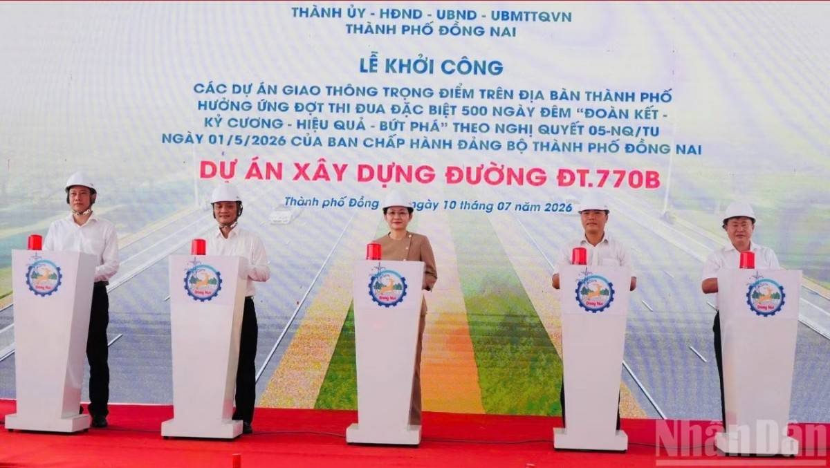 Lãnh đạo Thành ủy, Ủy ban nhân dân thành phố Đồng Nai cùng các đại biểu thực hiện nghi thức khởi công xây dựng dự án đường ĐT 770B (Ảnh: https://nhandan.vn).