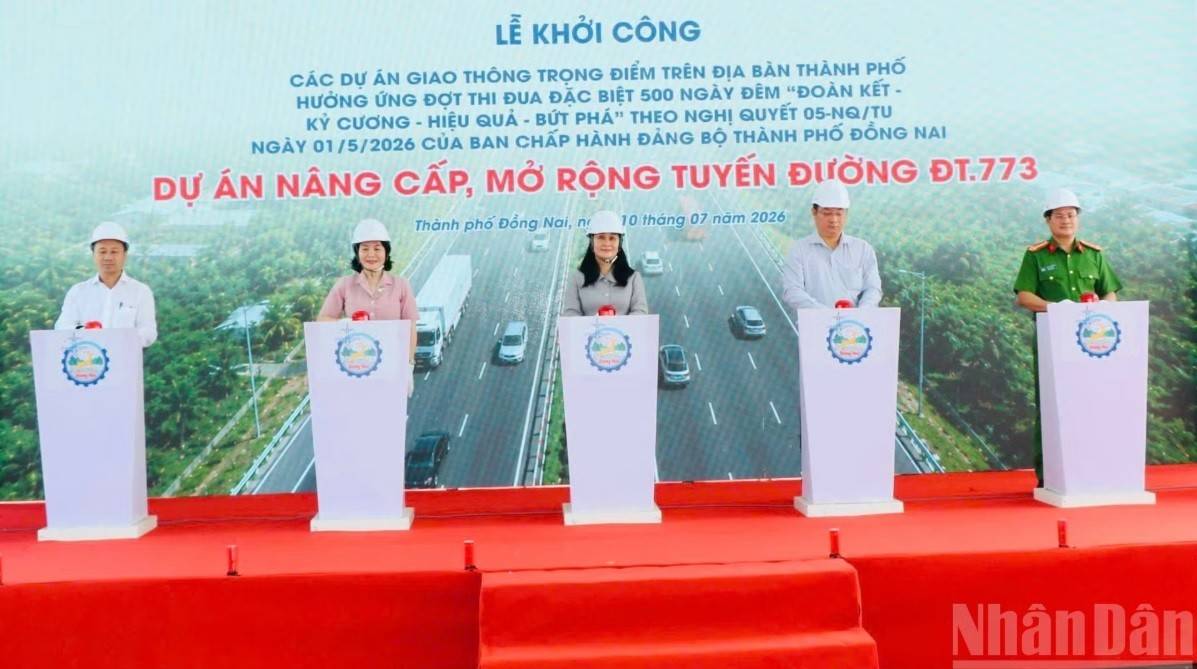 Lãnh đạo thành phố Đồng Nai và các đại biểu thực hiện nghi thức khởi công dự án nâng cấp, mở rộng đường ĐT 773 (Ảnh: https://nhandan.vn).