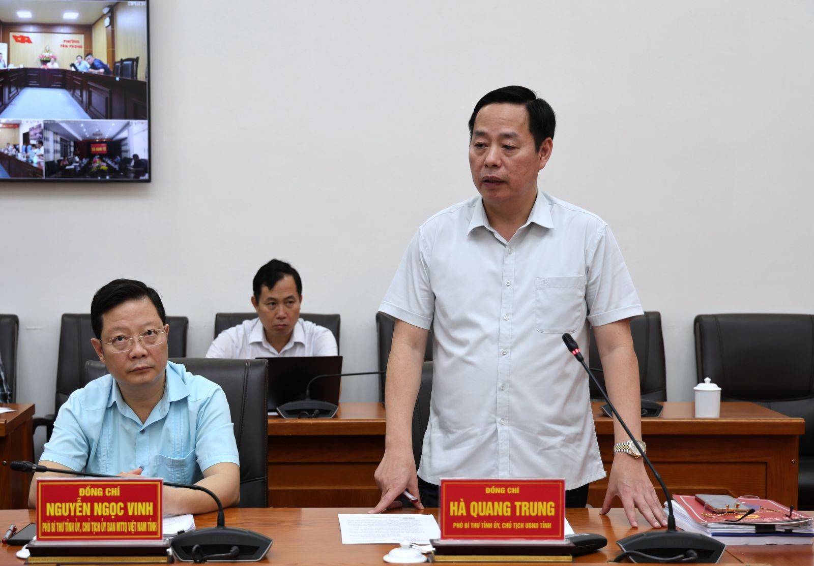 Chủ tịch UBND tỉnh Hà Quang Trung phát biểu tại cuộc họp.