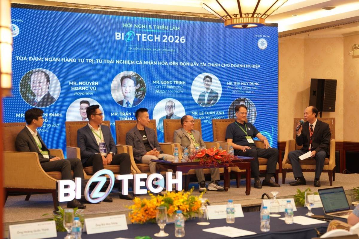 Ông Trần Việt Thắng, Phó TGĐ TNTech (ngoài cùng bên phải) chia sẻ về vận hành thông minh giúp cải thiện trải nghiệm khách hàng tại hội nghị BizTech tháng 5/2026 
