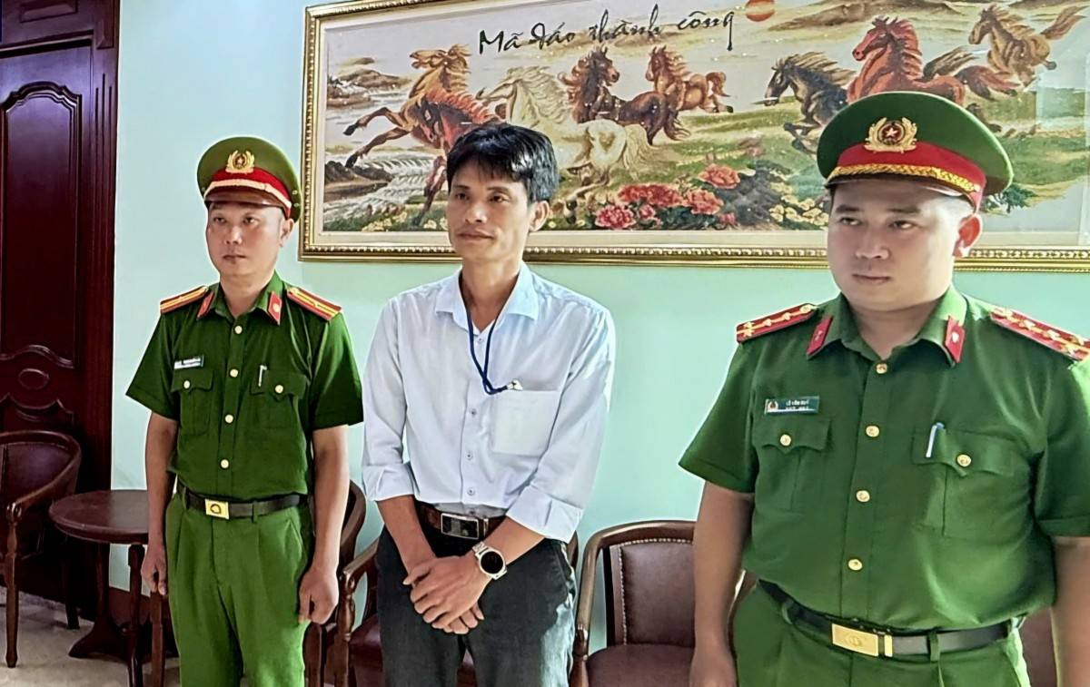 Ông Trần Đình Hải (áo trắng) - Giám đốc Công ty TNHH PVM Việt Mỹ bị Công an tỉnh Đắk Lắk bắt giữ để điều tra về hành vi “Sản xuất, buôn bán hàng giả”.