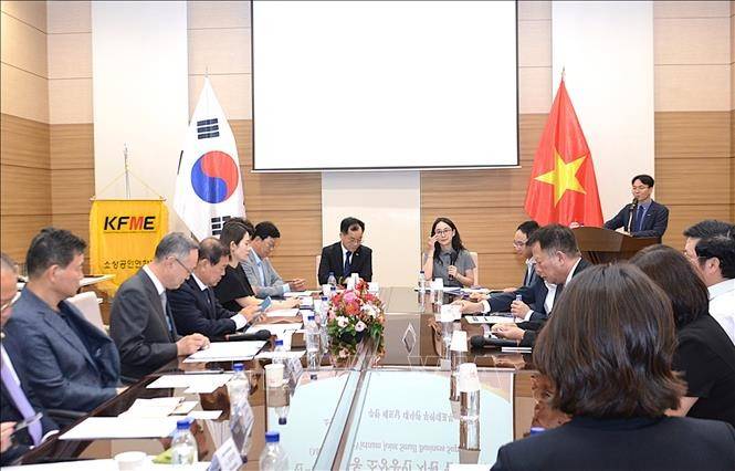 Lễ ký kết Biên bản ghi nhớ hợp tác (MOU) nhằm hỗ trợ phát triển tiểu thương, doanh nghiệp siêu nhỏ hai nước. Ảnh: Khánh Vân/PV TTXVN tại Hàn Quốc