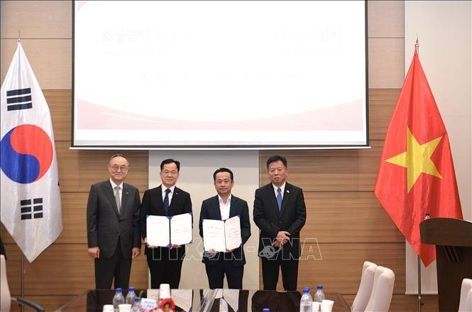 Tham tán Thương mại Việt Nam tại Hàn Quốc Phạm Khắc Tuyên và Liên đoàn Doanh nghiệp siêu nhỏ Hàn Quốc (KFME) đã tổ chức lễ ký kết Biên bản ghi nhớ hợp tác (MOU). Ảnh: Khánh Vân/TTXVN tại Hàn Quốc