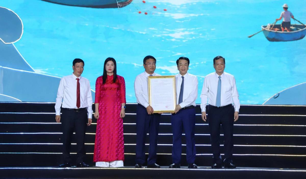 Lãnh đạo tỉnh Ninh Bình trao Quyết định đổi tên Khu du lịch Quất Lâm thành Khu du lịch Giao Ninh và tặng hoa chúc mừng.