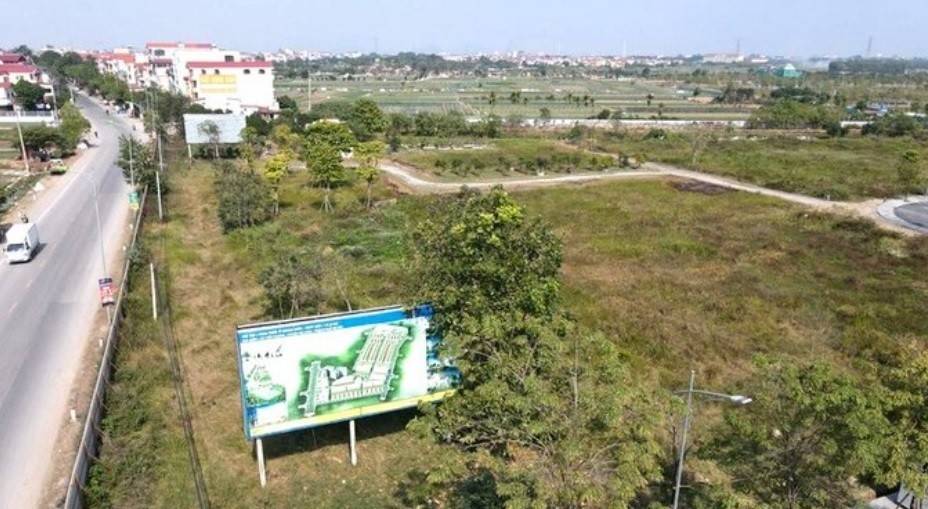 Việc hàng trăm dự án án chậm triển khai, bỏ hoang, trong đó có những dự án ở ngay vị trí trung tâm Hà Nội không chỉ để lại hệ lụy về mặt cảnh quan, văn minh đô thị, lãng phí tài nguyên đất, thiệt hại lớn về kinh tế, mà còn gây nhiều bức xúc khi ảnh hưởng đến đời sống dân sinh.