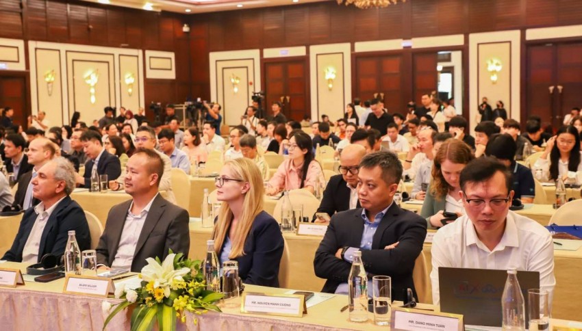 nhiều chuyên gia, nhà khoa học và đại diện các tập đoàn công nghệ trong và ngoài nước.