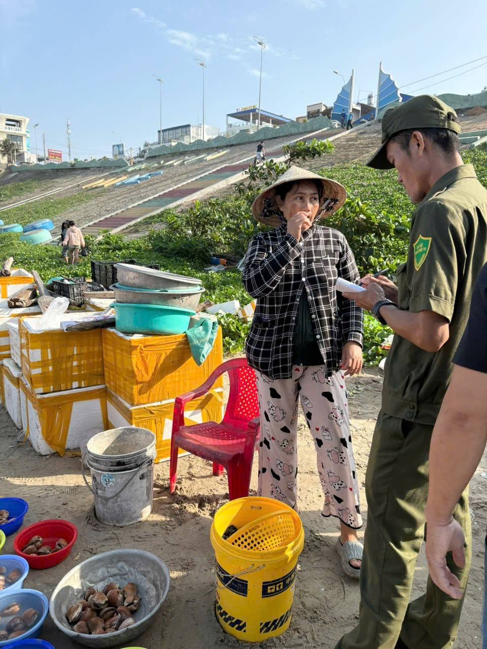 Lâm Đồng: Phường Mũi Né ra quân chấn chỉnh hoạt động kinh doanh tại làng chài, lập Tổ phản ứng nhanh xử lý gian lận hải sản