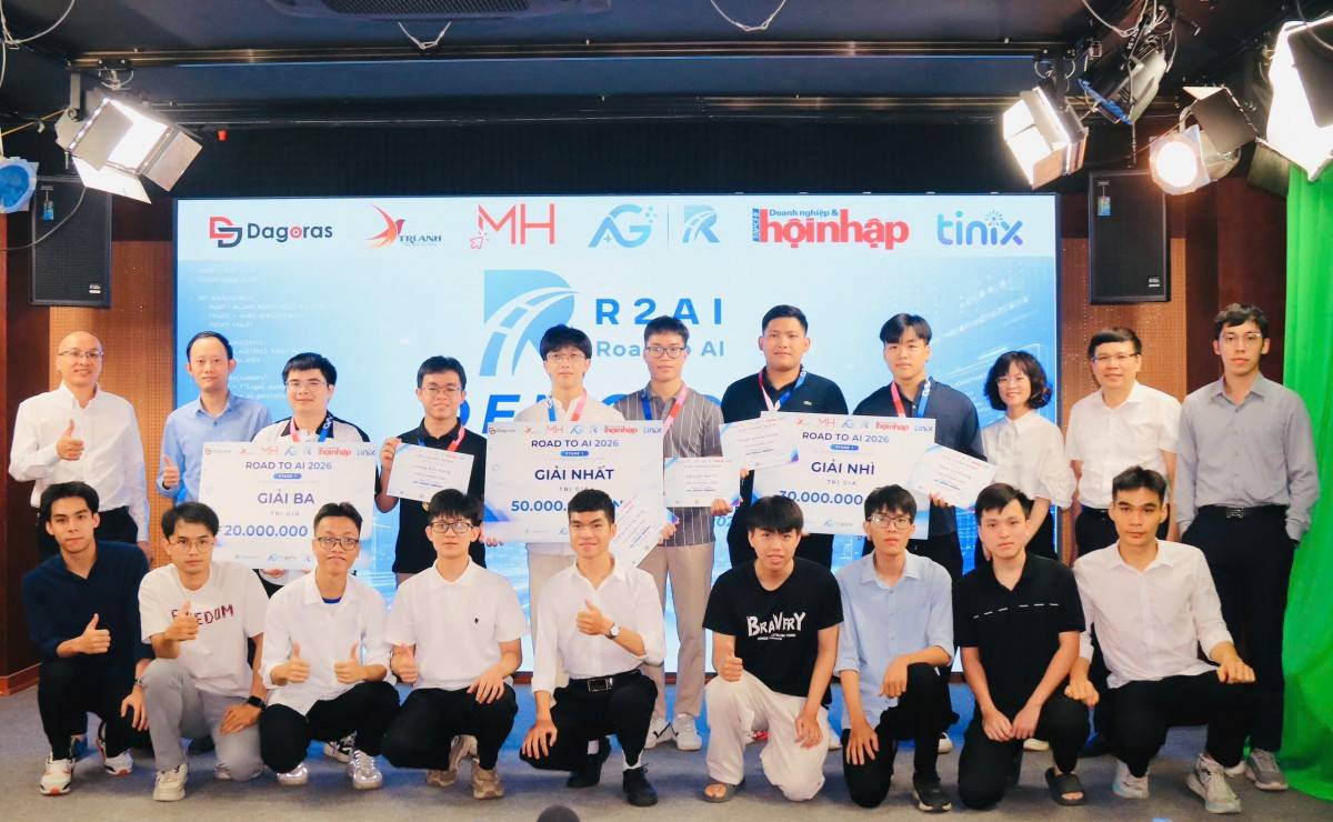 Ban tổ chức trao giải cho các đội thi.