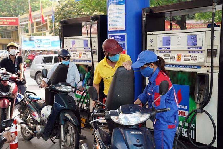 Thương nhân đầu mối kinh doanh xăng dầu thực hiện kết nối các dữ liệu kinh doanh xăng dầu (dữ liệu cơ sở vật chất phục vụ kinh doanh xăng dầu, dữ liệu hệ thống phân phối xăng dầu, dữ liệu nhập - xuất - tồn kho xăng dầu) với Bộ Công Thương, tương thích với chương trình điện tử do Bộ Công Thương quy định.