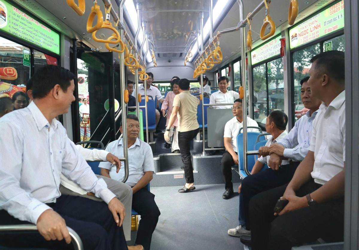  Những hành khách đầu tiên trải nghiệm tuyến xe buýt điện số 31 trong ngày khai trương.