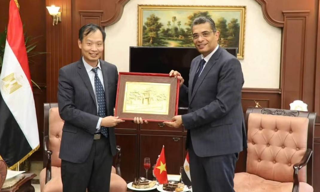 Đại sứ Nguyễn Nam Dương trao quà kỷ niệm tặng Tiến sĩ Walid Al Barqi,Thống đốc tỉnh Biển Đỏ. ﻿ ﻿(Ảnh: Đại sứ quán Việt Nam tại Ai Cập cung cấp)