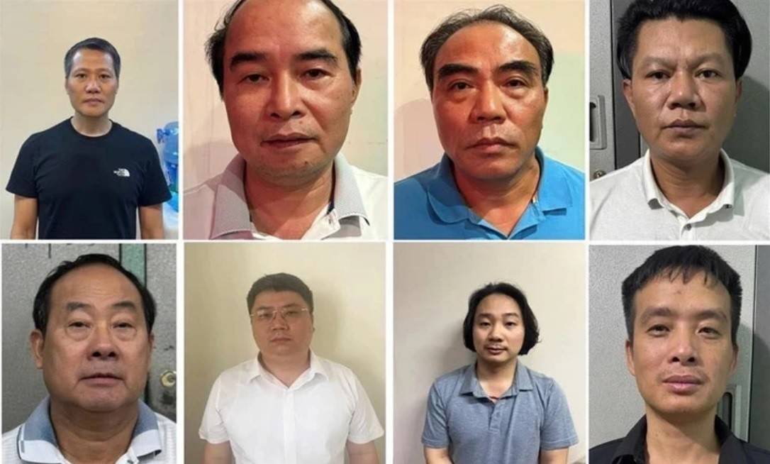 Cựu Tổng giám đốc Bùi Thanh Bình (hàng trên, ngoài cùng bìa trái) và một số bị can trong vụ án - Ảnh: Bộ CA