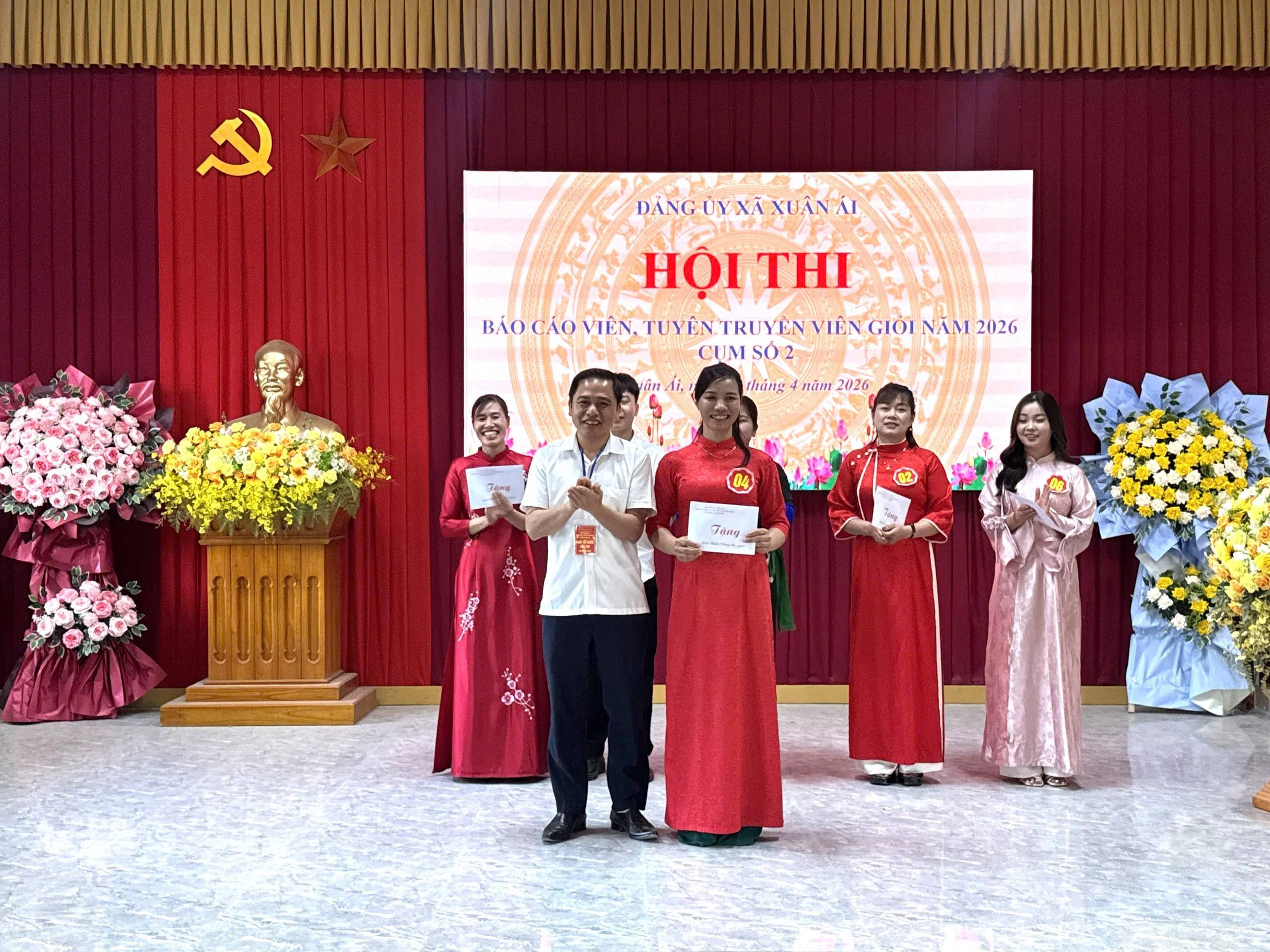 Phạm Thị Tám - Bí thư Chi bộ, Trưởng ban Công tác Mặt trận cơ sở thôn Yên Phú  được tôn vinh tại hội thi Báo cáo viên, tuyên truyền viên giỏi năm 2026
