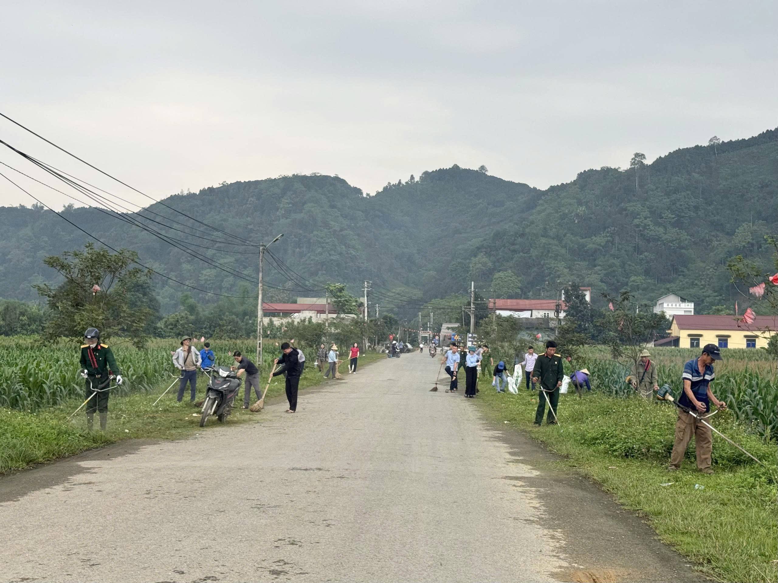 Nhân dân thôn Yên Phú tích cực tham gia vệ sinh môi trường, làm đẹp môi trường sống