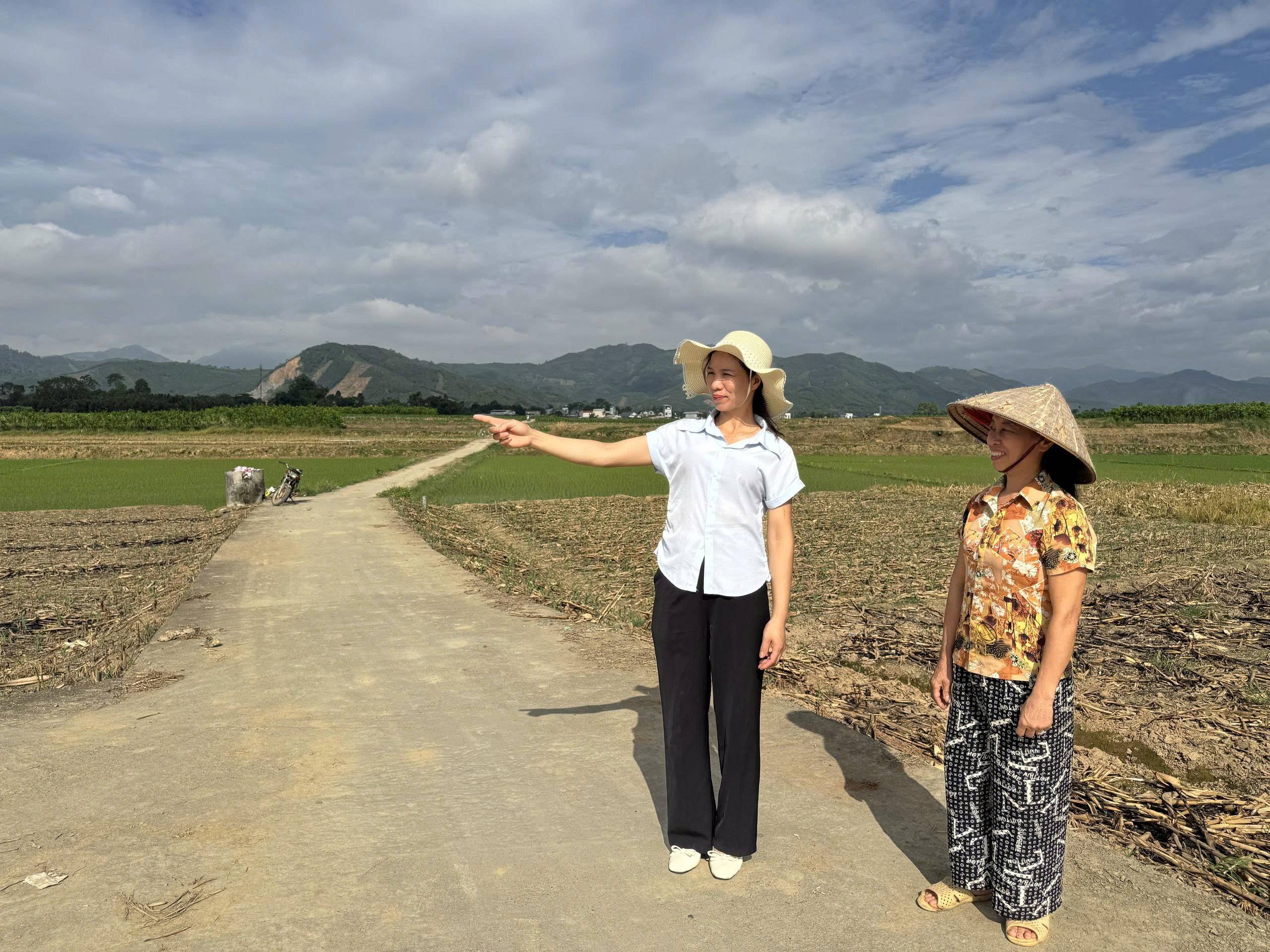 Phạm Thị Tám - Bí thư Chi bộ ( áo trắng) hướng dân nhân dân trồng dâu, nuôi tằm