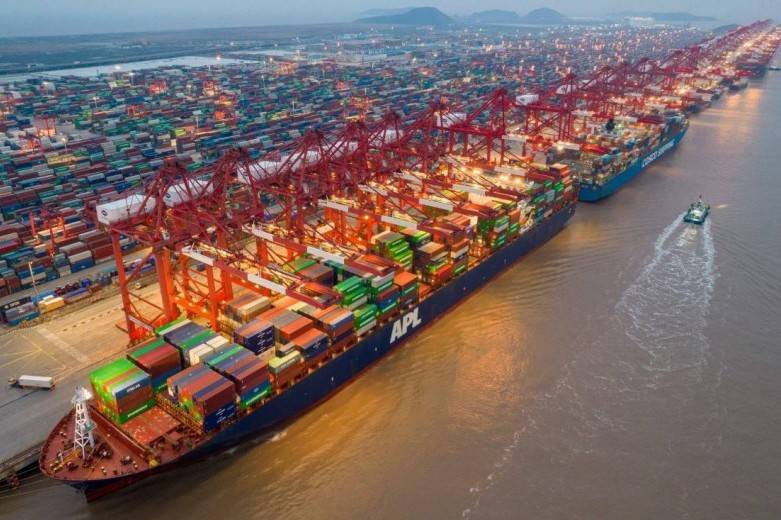 Xuất khẩu Trung Quốc tiếp tục tăng nhờ AI và đơn hàng sang Mỹ