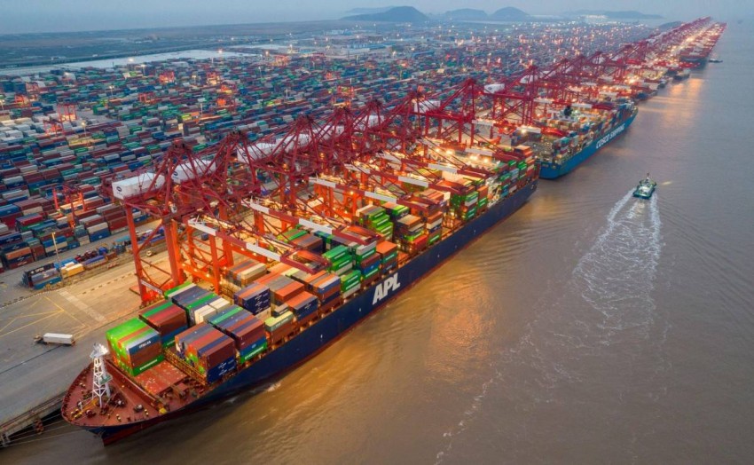 Xuất khẩu Trung Quốc tiếp tục tăng nhờ AI và đơn hàng sang Mỹ
