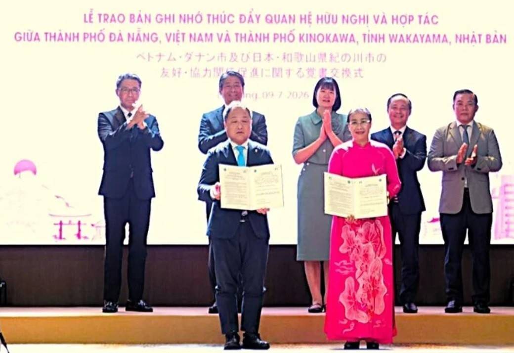 Hai bên thực hiện Trao Bản ghi nhớ (MOU) thúc đẩy quan hệ hữu nghị giữa UBND Tp. Đà Nẵng và chính quyền thành phố Kinokawa