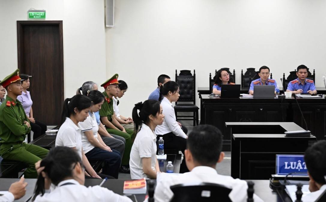 Sáng 2/7, Tòa án Nhân dân TP Hà Nội mở phiên tòa sơ thẩm xét xử bị cáo Phạm Vũ Khiêm, Giám đốc Công ty Herbitech cùng vợ là Trần Thị Huệ và 17 bị cáo liên quan. Tuy nhiên, tại phần thủ tục, bị cáo Trần Thị Huệ có đơn xin hoãn vì lý do sức khỏe. Do đây là bị cáo đầu vụ và là lần đầu mở tòa, Hội đồng xét xử (HĐXX) đã chấp nhận hoãn phiên tòa và ấn định ngày mở lại vào 10/7.