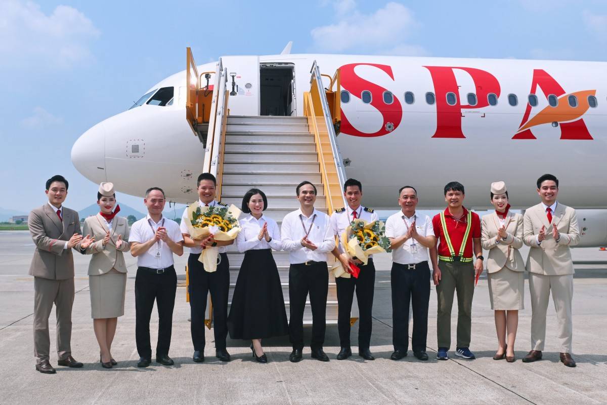 Đại diện hãng chào đón tàu bay trong nhận diện mới