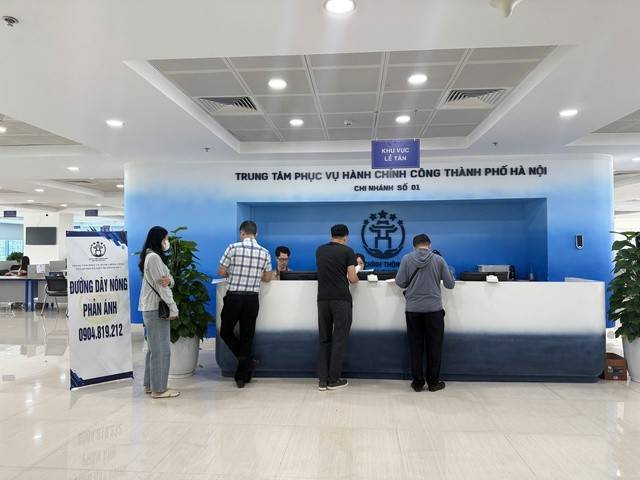 Các Chi nhánh Trung tâm Phục vụ hành chính công Hà Nội bảo đảm tổ chức tiếp nhận và giải quyết thủ tục hành chính cho người dân và doanh nghiệp liên tục, thông suốt, không bị gián đoạn khi vận hành mô hình chính quyền địa phương hai cấp. Trong ảnh: Chi nhánh Trung tâm Phục vụ hành chính công số 1 tại Tòa nhà liên cơ 258 Võ Chí Công (Ảnh: VGP).