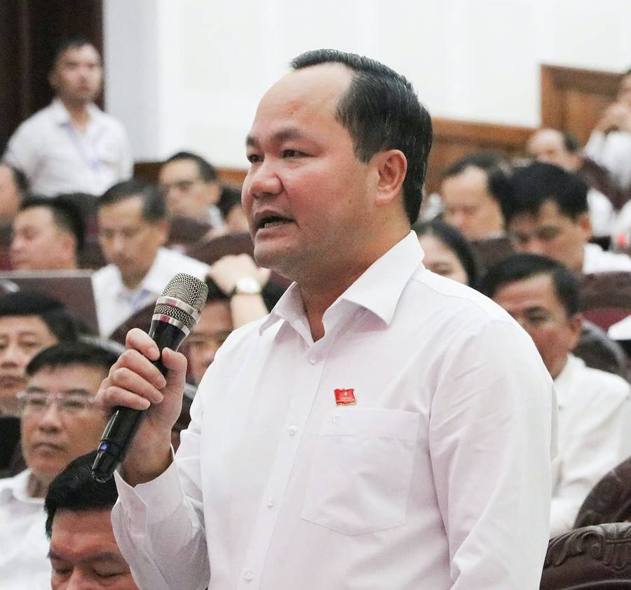 Ông Hoàng Quốc Việt - Giám đốc Sở Nông nghiệp và Môi trường Nghệ An trả lời kiến nghị của đại biểu Trần Anh Sơn tại Phiên thảo luận