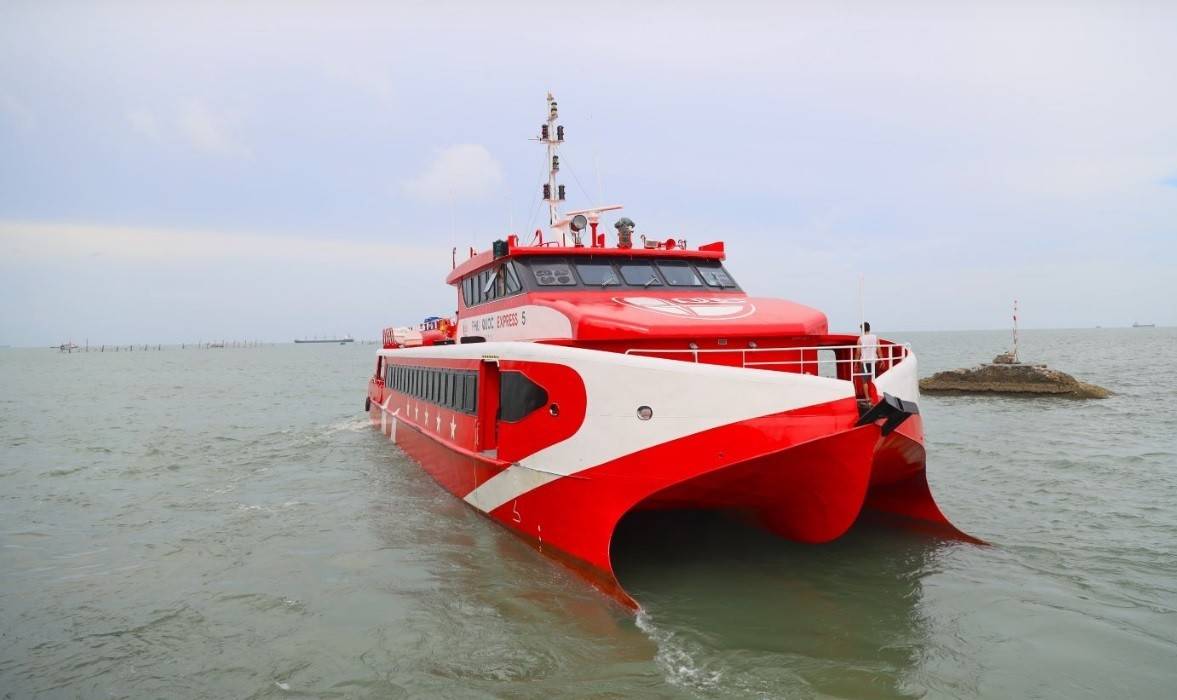 Tàu cao tốc từ cảng Sa Kỳ ra đảo Lý Sơn mất khoảng hơn 1 giờ di chuyển, với sức chứa khoảng 250 – 266 ghế và có cả giường nằm. Đây là phương tiện được nhiều du khách lựa chọn nhờ tiện nghi thoải mái và có thời gian thư thả để ngắm cảnh đẹp trên biển từ boong tàu.