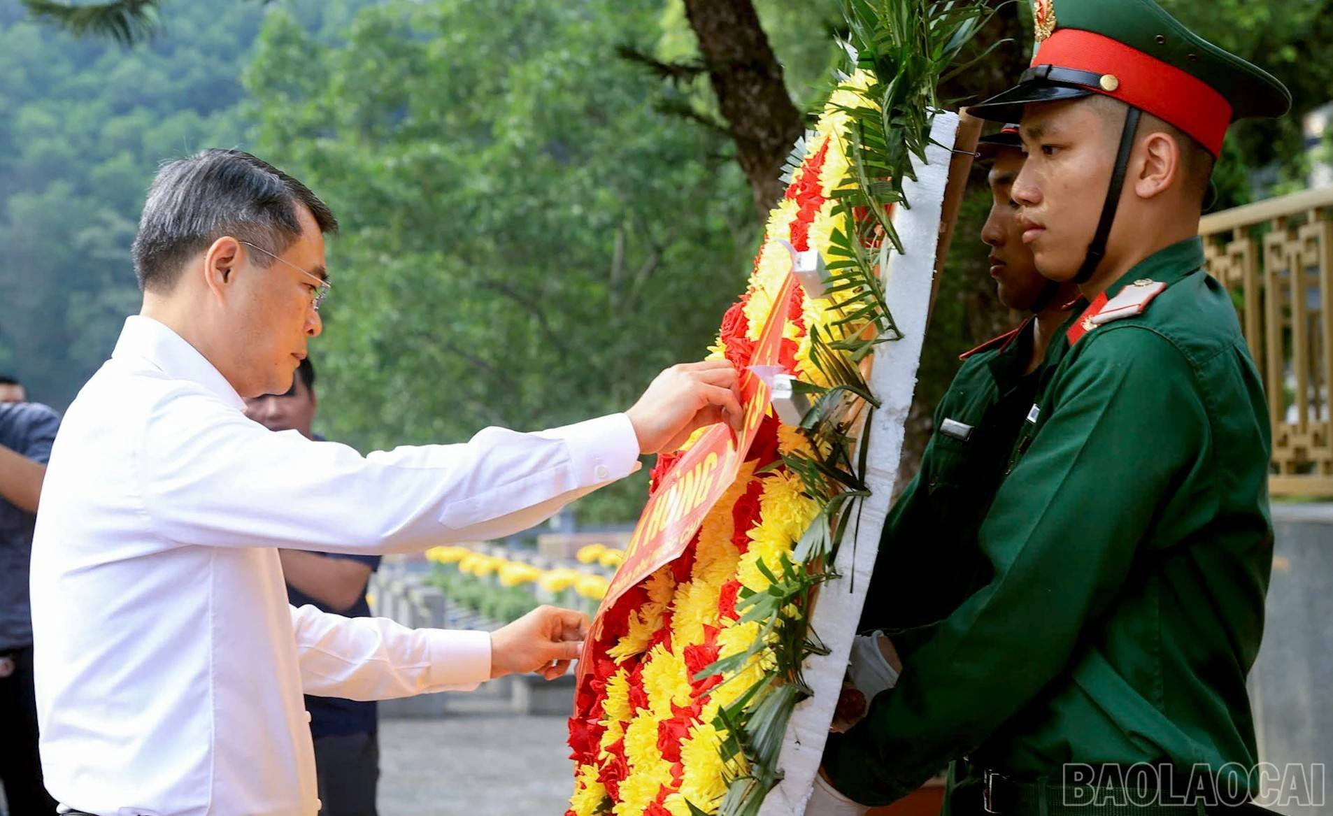 Thủ tướng Lê Minh Hưng dâng hương tri ân các Anh hùng liệt sĩ tại Nghĩa trang Liệt sĩ trung tâm tỉnh Lào Cai