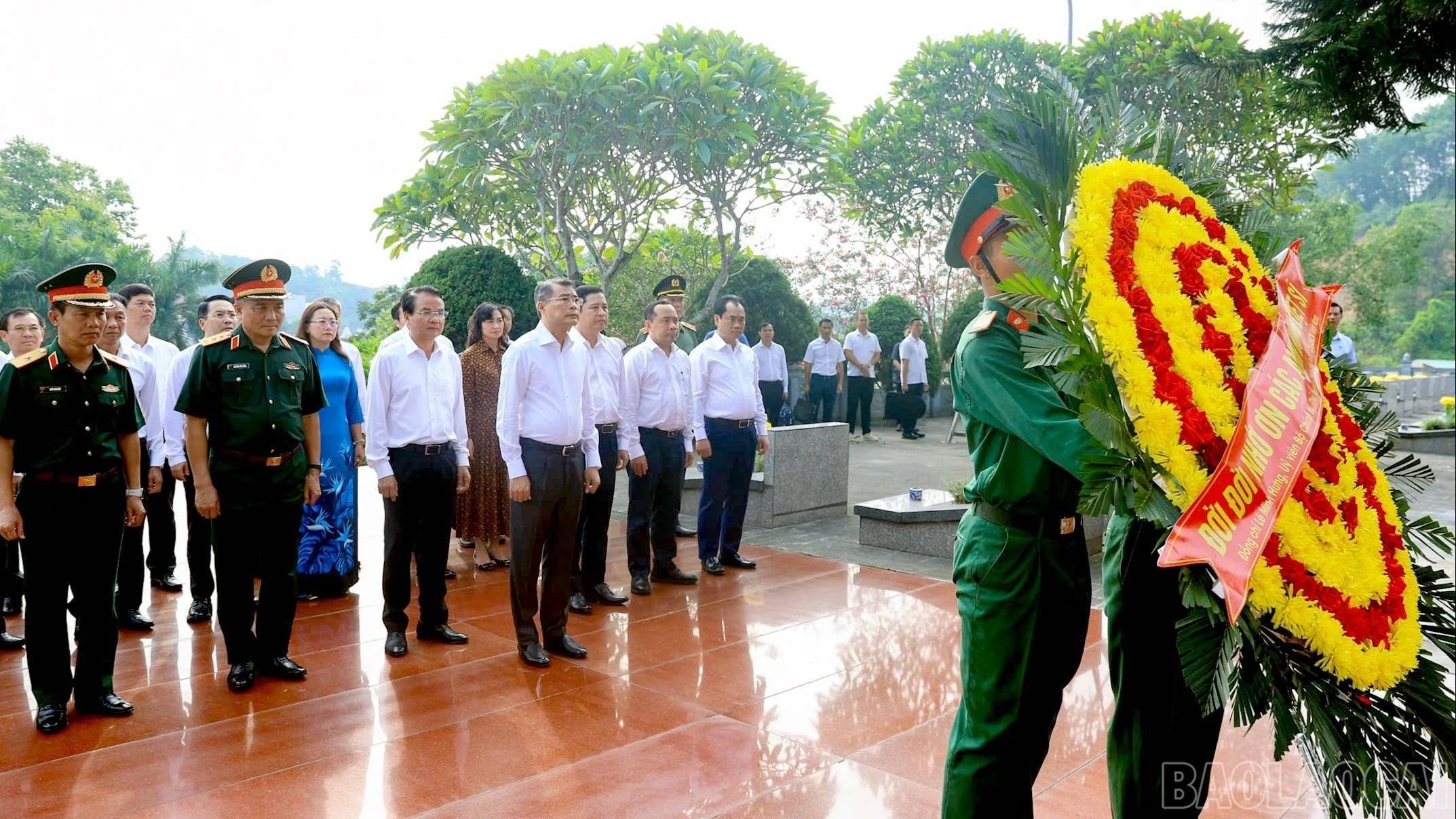 Thủ tướng Lê Minh Hưng dâng hương tri ân các Anh hùng liệt sĩ tại Nghĩa trang Liệt sĩ trung tâm tỉnh Lào Cai