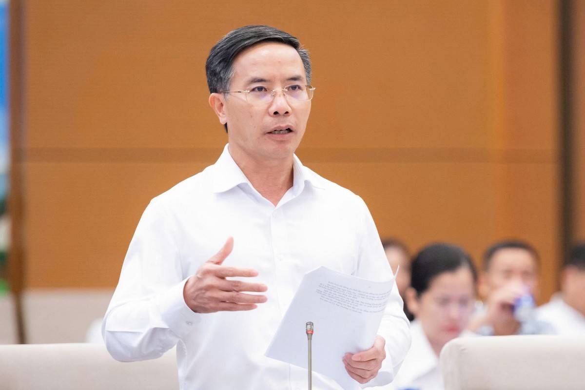 Thống đốc Ngân hàng Nhà nước Phạm Đức Ấn trình bày Tờ trình tại Phiên họp