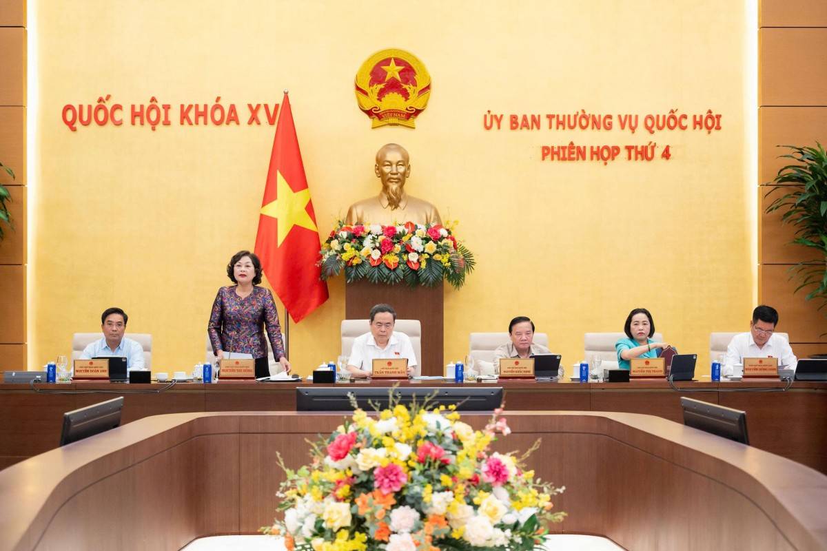 Tại Phiên họp thứ 4 (thường kỳ tháng 7) diễn ra vào sáng ngày 14/7, Ủy ban Thường vụ Quốc hội đã cho ý kiến về dự án Luật sửa đổi, bổ sung một số điều của Luật Ngân hàng Nhà nước Việt Nam; Luật Phòng, chống rửa tiền và Luật Các tổ chức tín dụng. Chủ tịch Quốc hội Trần Thanh Mẫn chủ trì phiên họp, Phó Chủ tịch Quốc hội Nguyễn Thị Hồng điều hành nội dung thảo luận (Ảnh: 