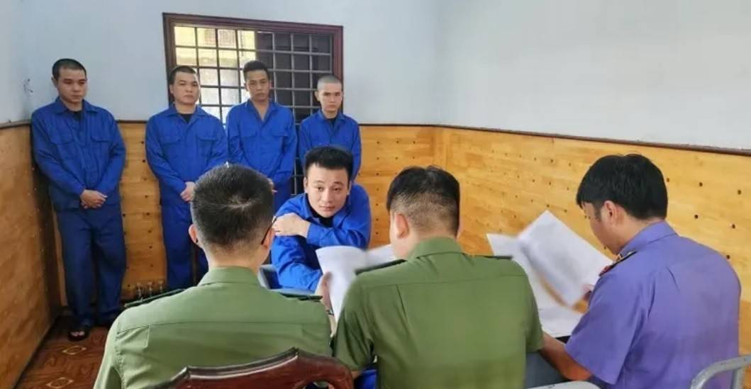 Các đối tượng tại cơ quan Công an. (Ảnh: TTXVN)